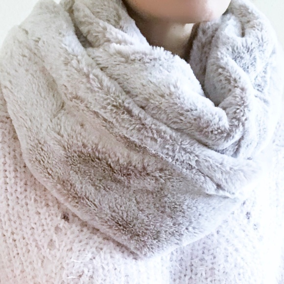 SOLD! Amazing Soft Faux Fur Infinity Scarf NWT! - Picture 3 of 7